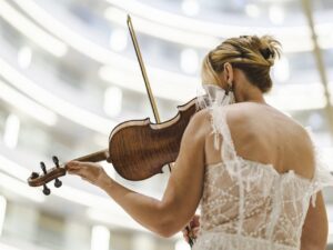 female violinist playing violin